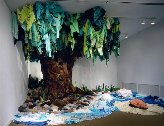 copac cu haine vechi