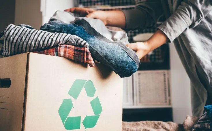 Cutie cu haine reciclate